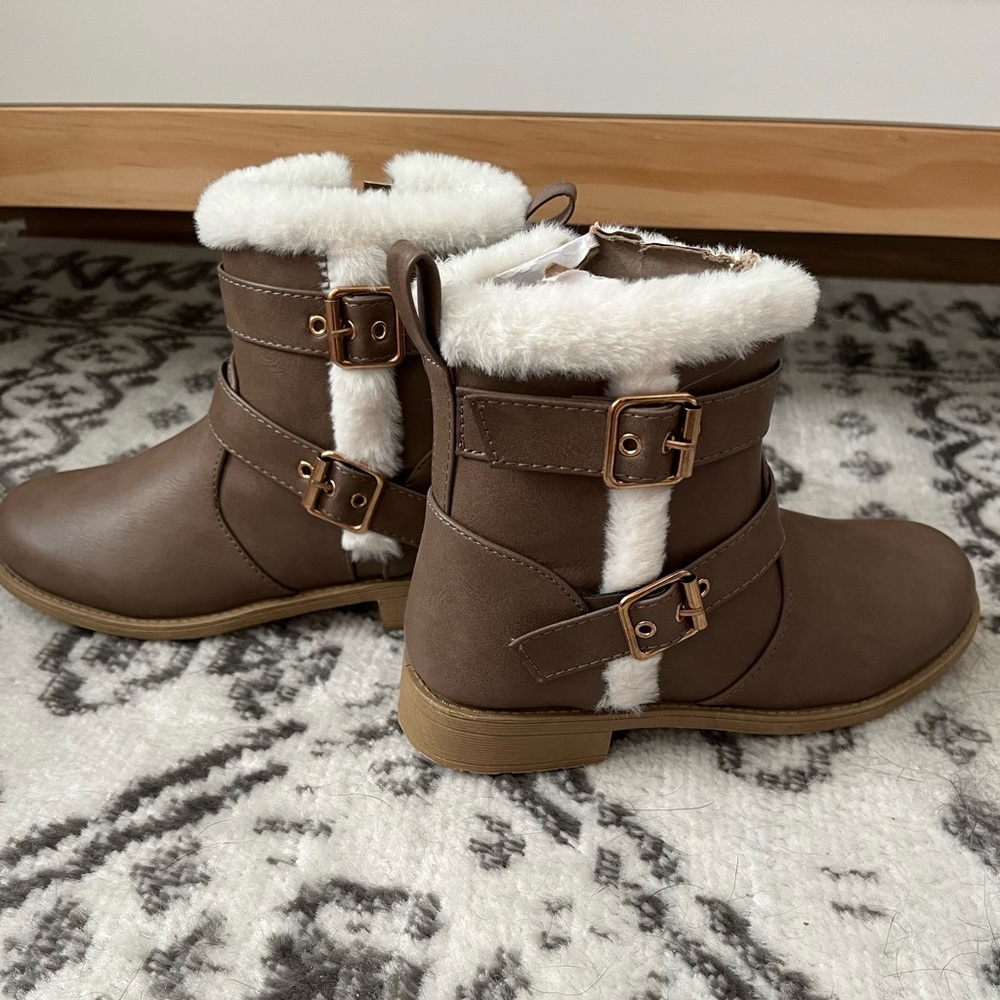 Girls Size 1 Never worn Brand New boots with furr
